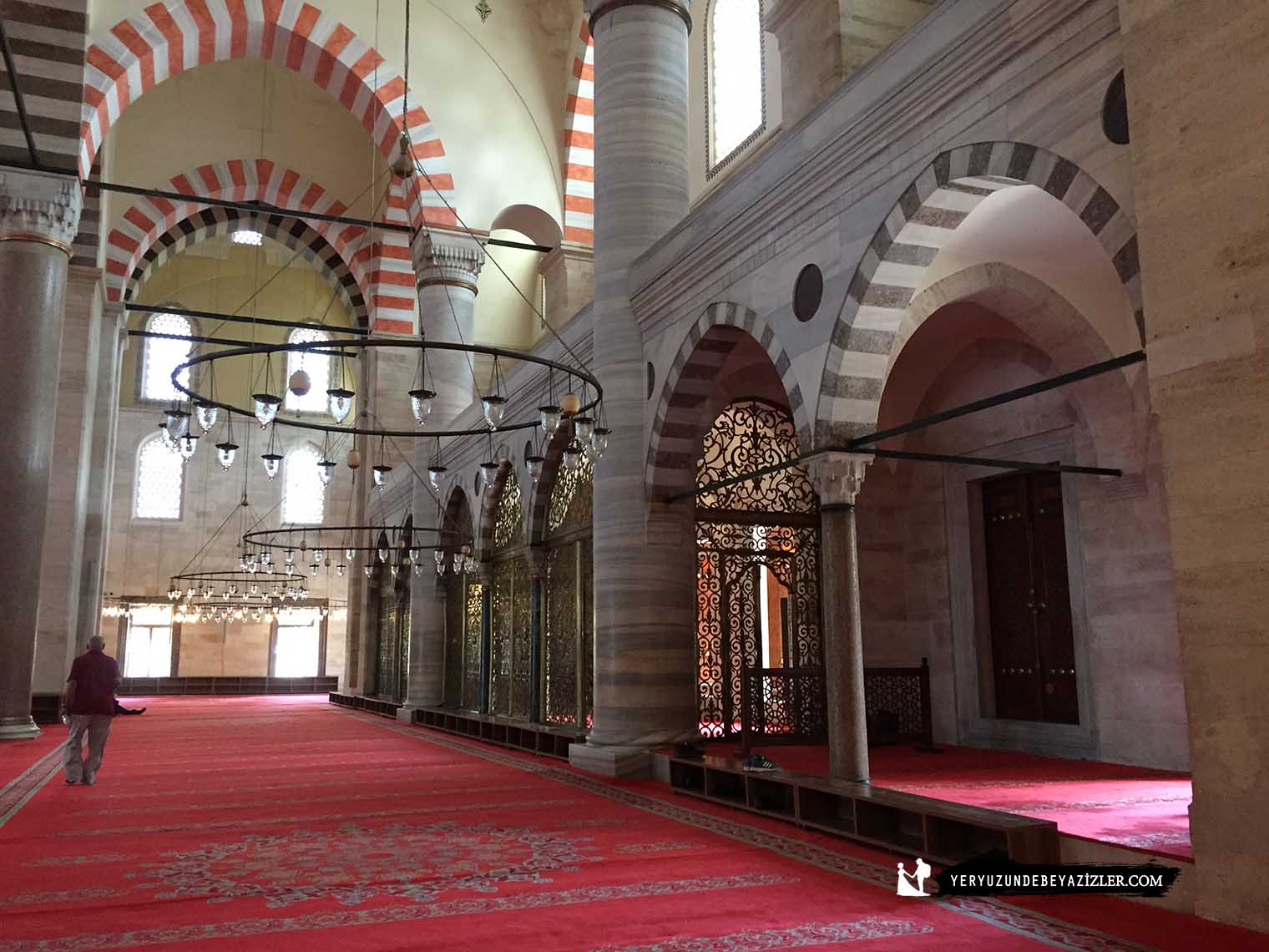 cami-iki-yar-m-kubbe-bir-ana-kubbeden-olu-uyor-yar-m-kubbeler-ana